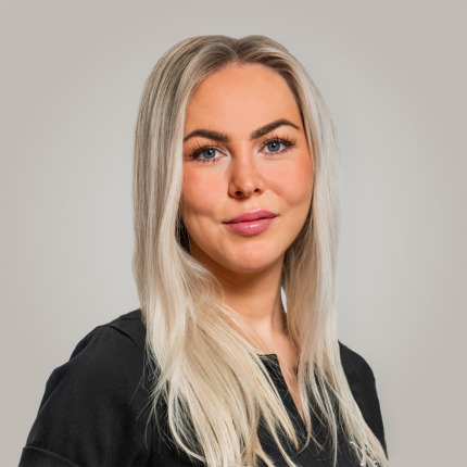 Nærbillede portræt af en ung kvinde med langt lyst hår og let smil, set fra skuldrene og op. Billedet bruges af Cerix og illustrerer ansigtet i forbindelse med Botox-behandling, med fokus på hud, øjne og læber i et neutralt studiebaggrund.