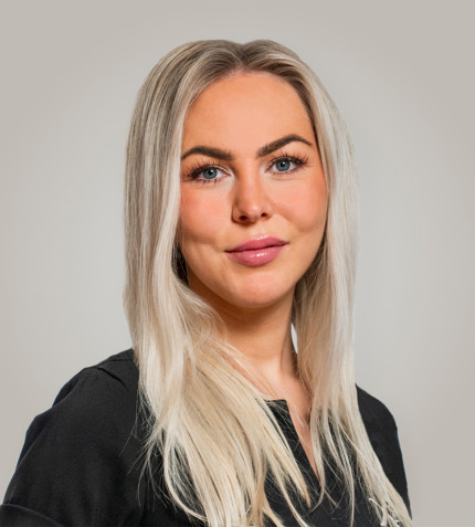 Nærbillede portræt af en ung kvinde med langt lyst hår og let smil, set fra skuldrene og op. Billedet bruges af Cerix og illustrerer ansigtet i forbindelse med Botox-behandling, med fokus på hud, øjne og læber i et neutralt studiebaggrund.