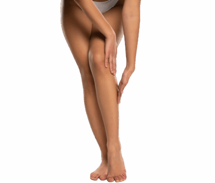 Her er et forslag til ALT-teksten på dansk, der opfylder dine krav: På en hvid baggrund ses en kvindes glatte, bare ben, mens hun rører ved sin læg. Billedet viser de æstetiske resultater, man kan opnå hos Cerix gennem behandlinger af ben, såsom permanent hårfjerning med laser eller reduktion af karsprængninger for en fejlfri hud.