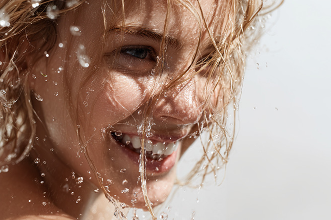 u4119598129_white_background._water_on_happy_womans_face._por_335ec83f-e894-49a1-b166-31956e6096e3_0 1