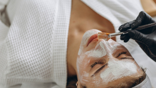 ansigtsbehandling-is-clinical–foaming-enzyme-facial-image1 1 (1)