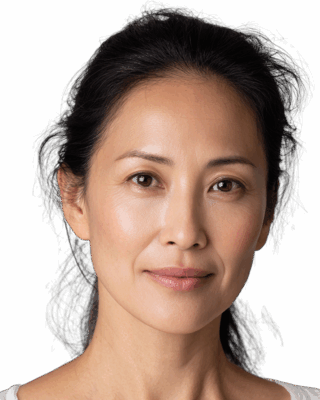 Her er et forslag til en ALT-tekst på dansk, der opfylder dine kriterier: **Nærbillede af en smilende, midaldrende asiatisk kvinde med utrolig glat og strålende hud i ansigtet. Dette billede illustrerer de naturlige og foryngende resultater, man kan opnå hos Cerix med kosmetiske ansigtsbehandlinger som Botox, Filler eller Skinboosters for at reducere rynker og genoprette hudens glød.** (46 ord)