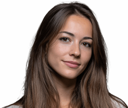 Portrætbillede af en ung kvinde med langt brunt hår og et naturligt smil. Billedet fokuserer på hendes ansigt og udstråling. Hos Cerix tilbyder vi forskellige behandlinger til ansigtet, herunder hudpleje og Botox, for at opnå et lignende naturligt og friskt look.