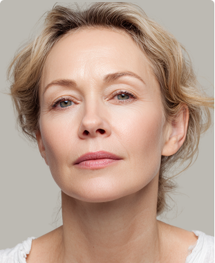 Her er et forslag til en ALT-tekst på dansk, der opfylder dine krav: Close-up portræt af en moden kvinde med lyst hår, der kigger direkte i kameraet med et roligt udtryk. Hendes velplejede hud i ansigtet illustrerer et naturligt resultat af en rynkebehandling eller hudforyngelse hos Cerix, såsom behandling med Botox eller fillers i ansigtet.